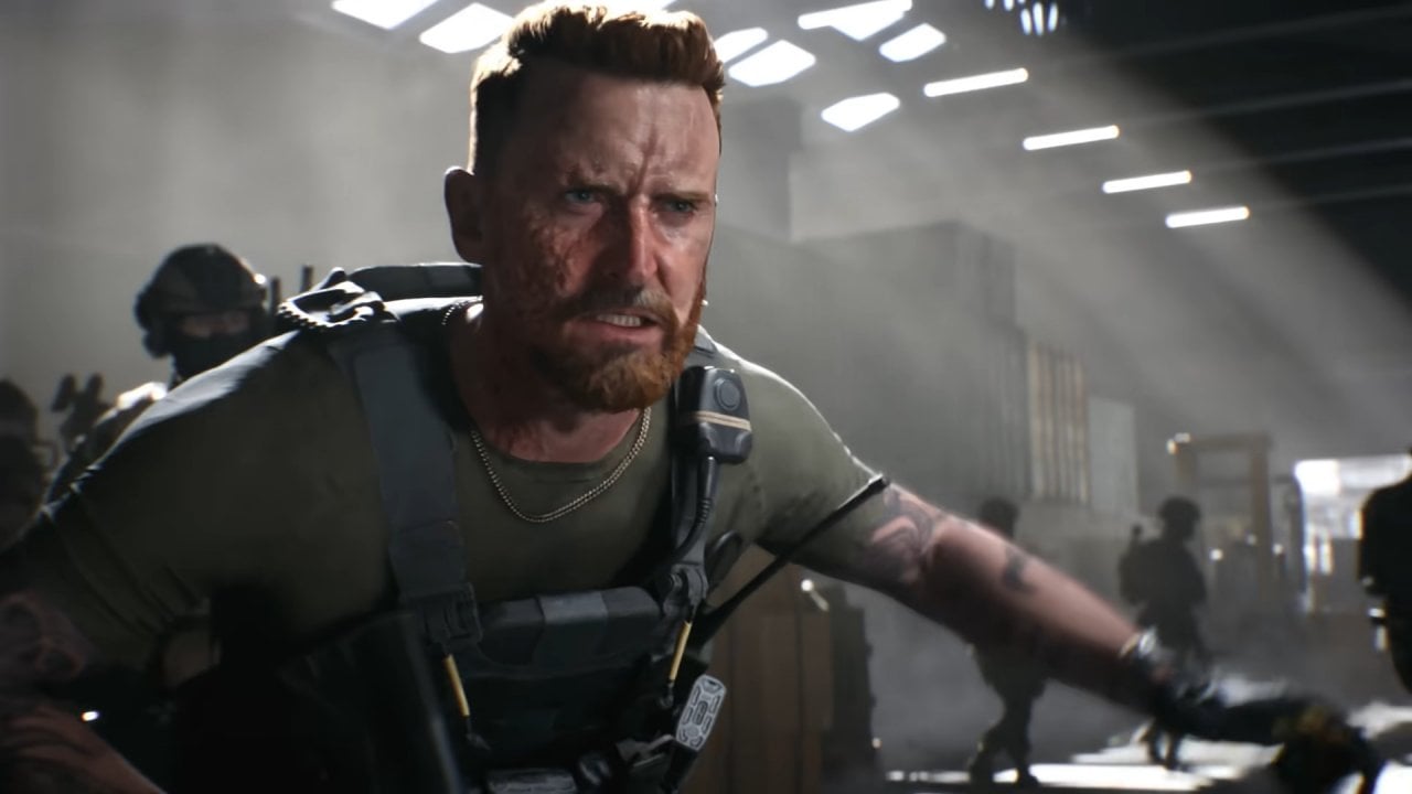 Soldado ruivo com expressão tensa e face marcada, dentro de instalação militar em cenário dramático de Battlefield 6