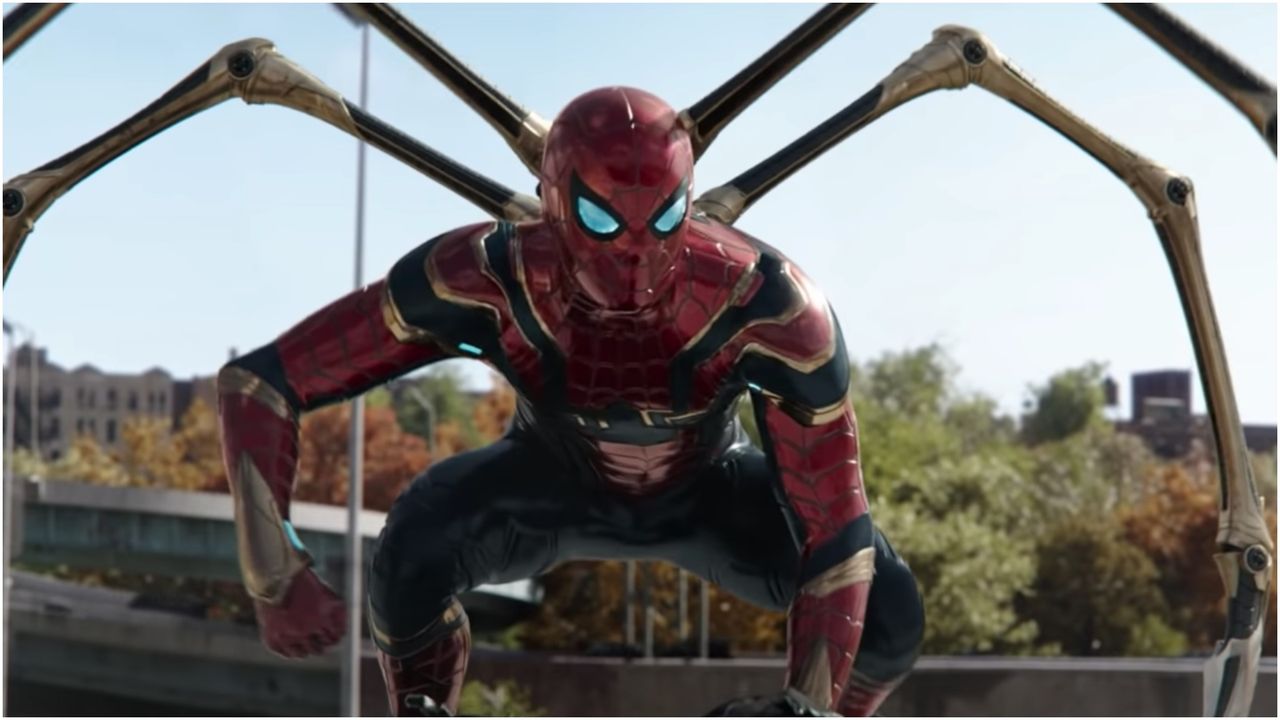 Tom Holland promete fazer justiça ao personagem em Homem-Aranha 4 1 Spider-Man com traje vermelho, olhos iluminados de azul e quatro braços mecânicos articulados em um cenário urbano.