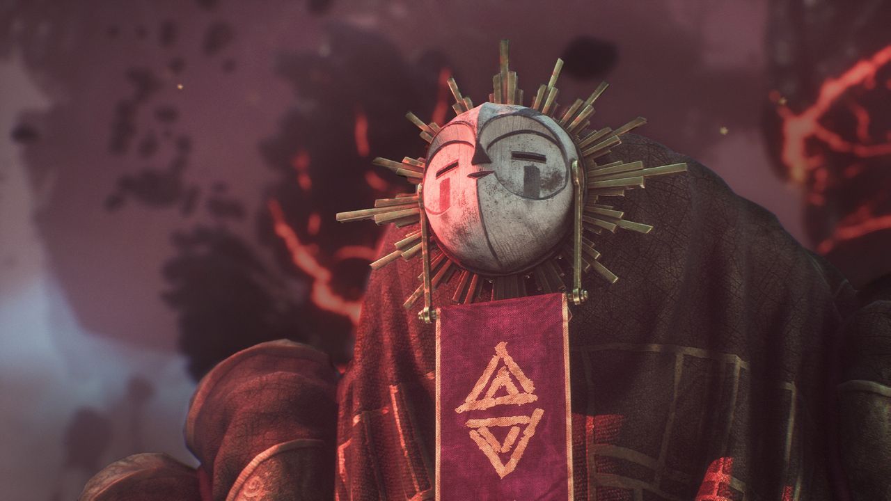 Figura cerimonial com cabeça metálica circular, halo de raios solares, traje acolchoado vermelho-escuro e símbolo geométrico dourado, em cenário místico e enevoado do universo de Clair Obscur: Expedition 33