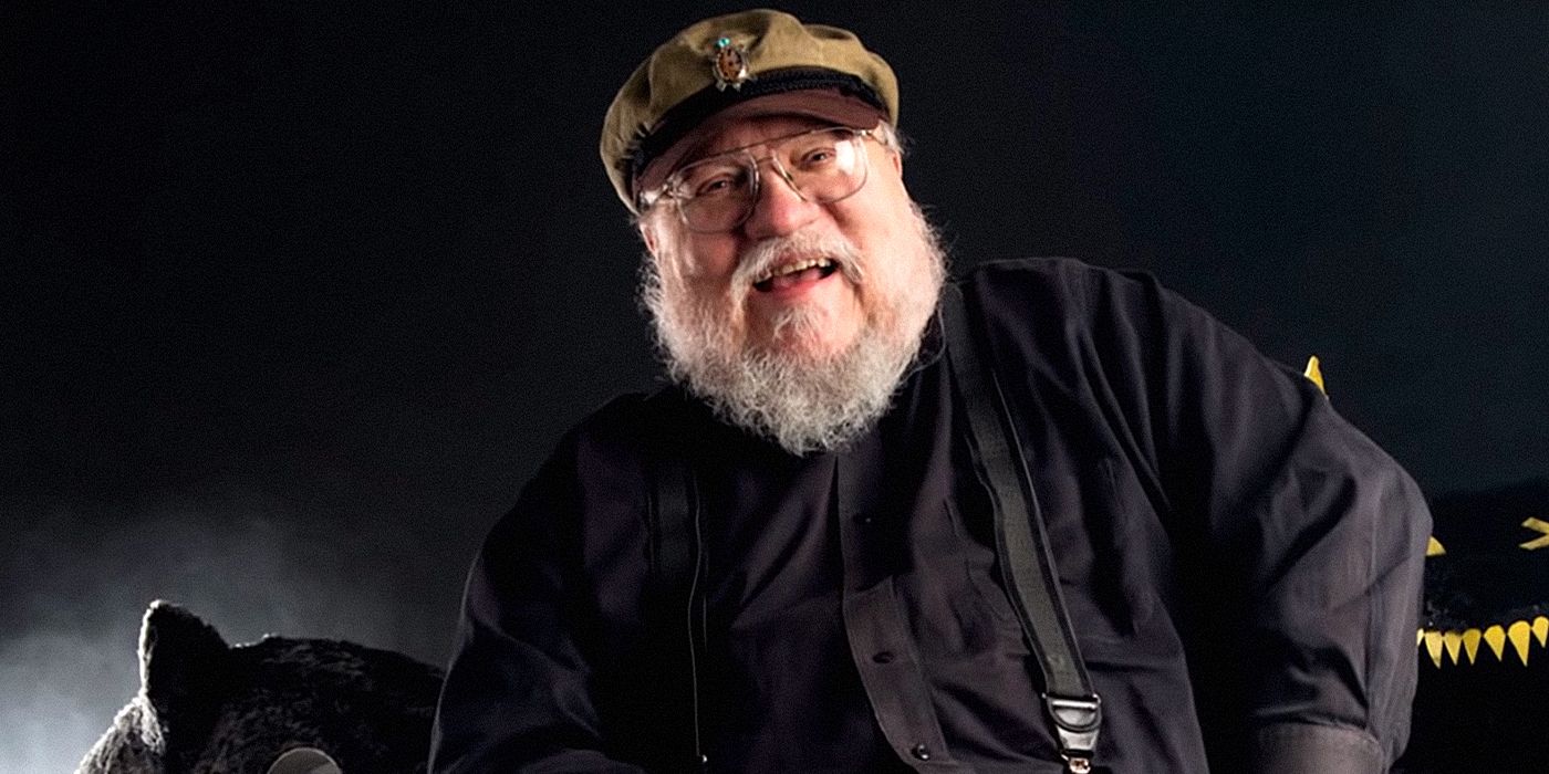 George R.R. Martin processa OpenAI e Microsoft por uso não autorizado de suas obras em IA 1 Retrato de George R.R. Martin, sorridente, com boné de capitão, barba cinza e suspensórios pretos.