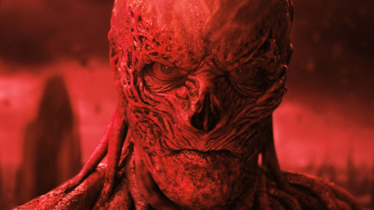Diretor de Deadpool & Wolverine diz que final de Stranger Things foi '10 de 10 perfeito' 1 Close-up de criatura monstruosa e alienígena de Stranger Things, com pele enrugada avermelhada e expressão ameaçadora