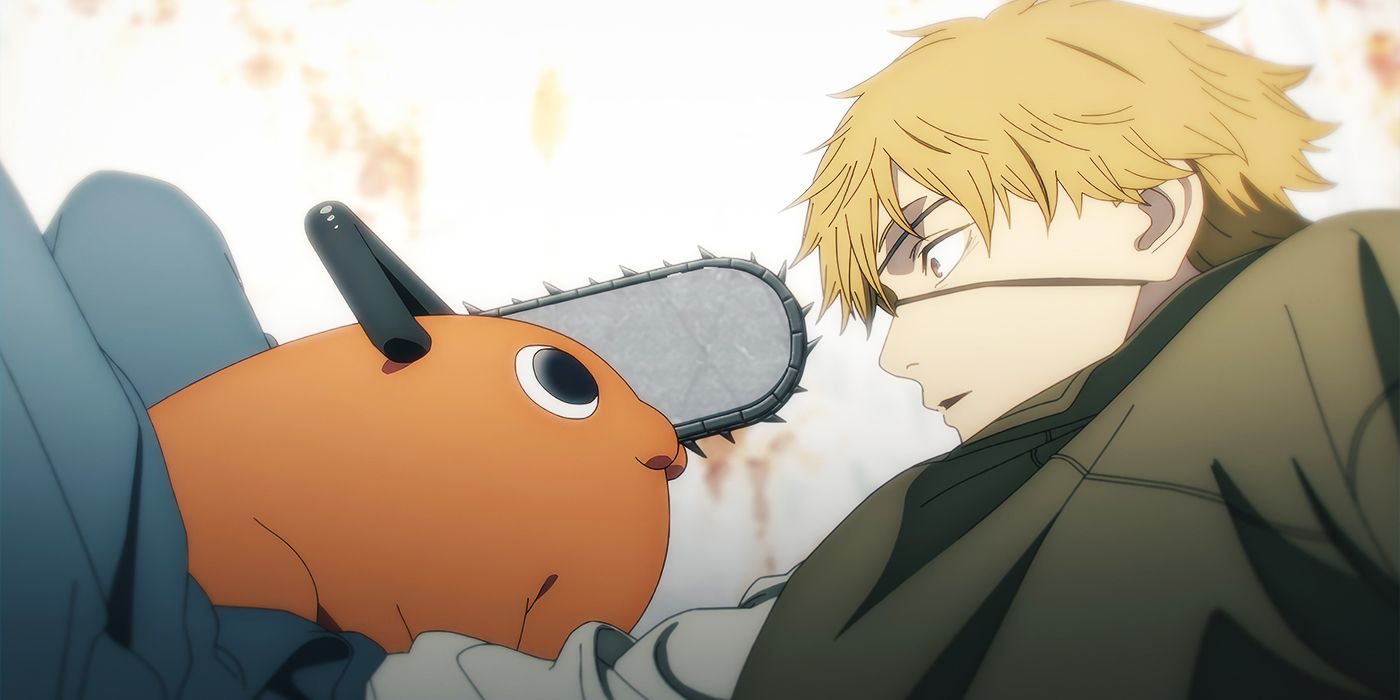 Chainsaw Man - O Filme: Arco da Reze supera filme da Pixar em bilheteria 1 Homem loiro de óculos encara de perto Pochita, o cão laranja de Chainsaw Man, em cena de meio-close com fundo desfocado em tons quentes.