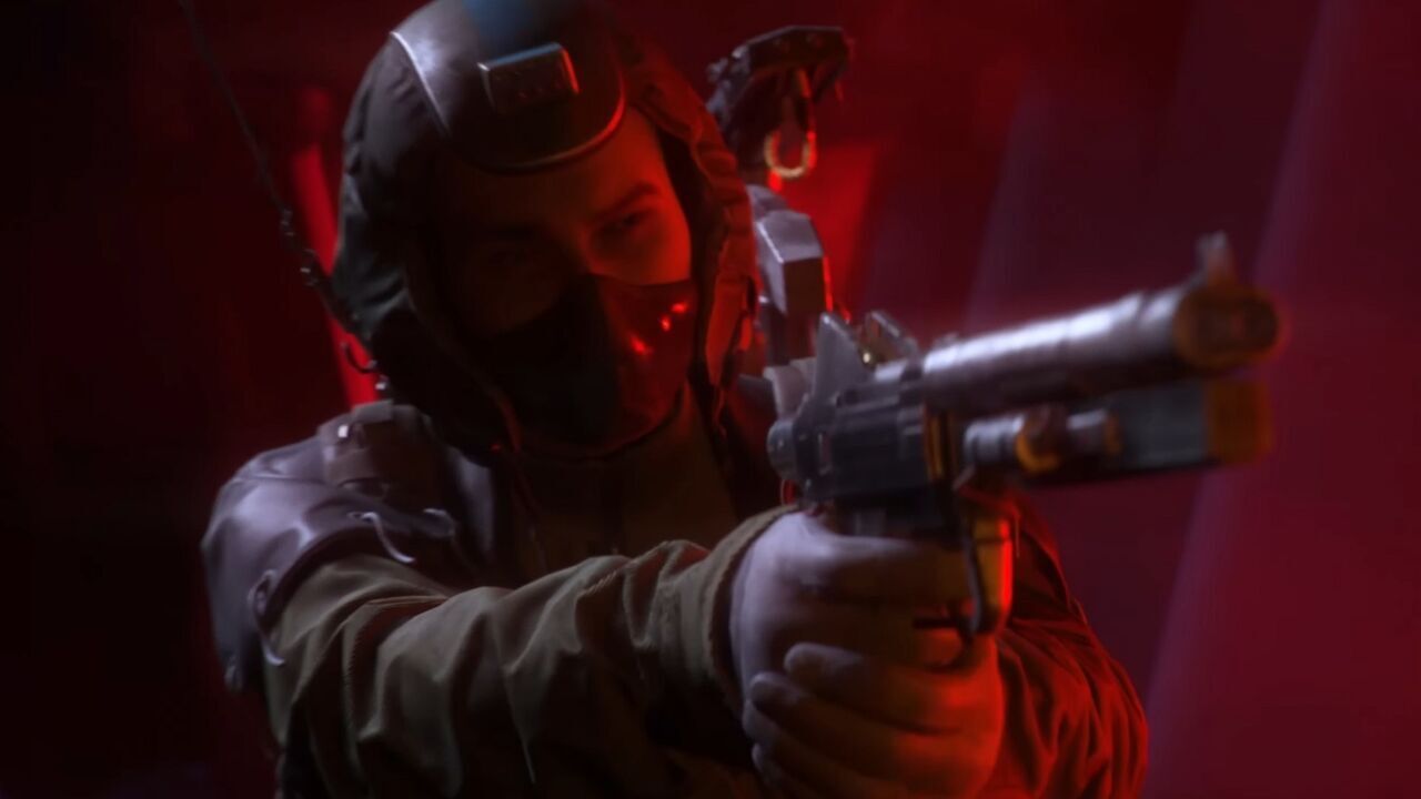 ARC Raiders bateu seu recorde no último fim de semana, alcançando mais 480 mil jogadores simultâneos no Steam 1 Operador tático de ARC Raiders com roupa militar, máscara e pistola iluminado por luz vermelha