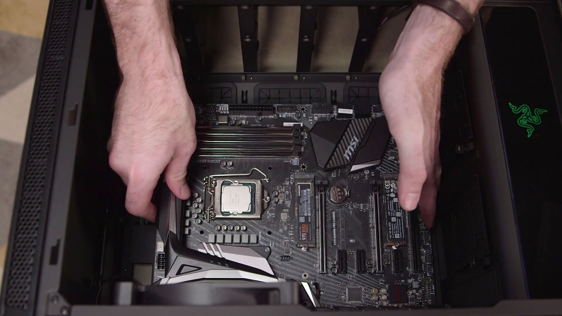 Vendas de placas-mãe despencam até 50% com a alta no preço da memória RAM 1 Montagem de placa-mãe ATX sendo ajustada por técnico em gabinete de PC, com módulos de RAM instalados.