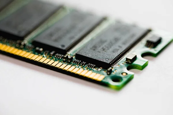 PS6 e novo Xbox podem ser adiados e chegar somente após 2028 por escassez de RAM, afirma Tom Henderson 1 Close-up de um módulo de memória RAM para PC destacando os chips em um fundo desfocado e tecnológico.